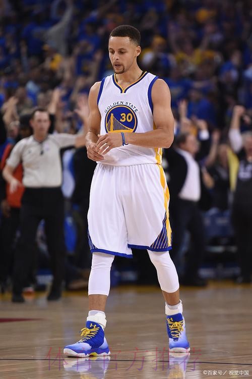 库里扑防威金斯被判打手犯规,首节出战仅6分钟领到2个犯规 库里扑防威金斯被判打手犯规,首节出战仅6分钟领到2个犯规